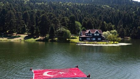Bolu’da JAK Timlerince Göl Yüzeyine Türk Bayrağı Açıldı
