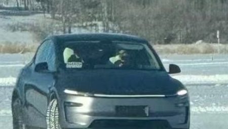 Tesla Model Y Juniper: Sıfır Kamuflajla Tanıtıldı, Yeni Tasarım ve Özellikler